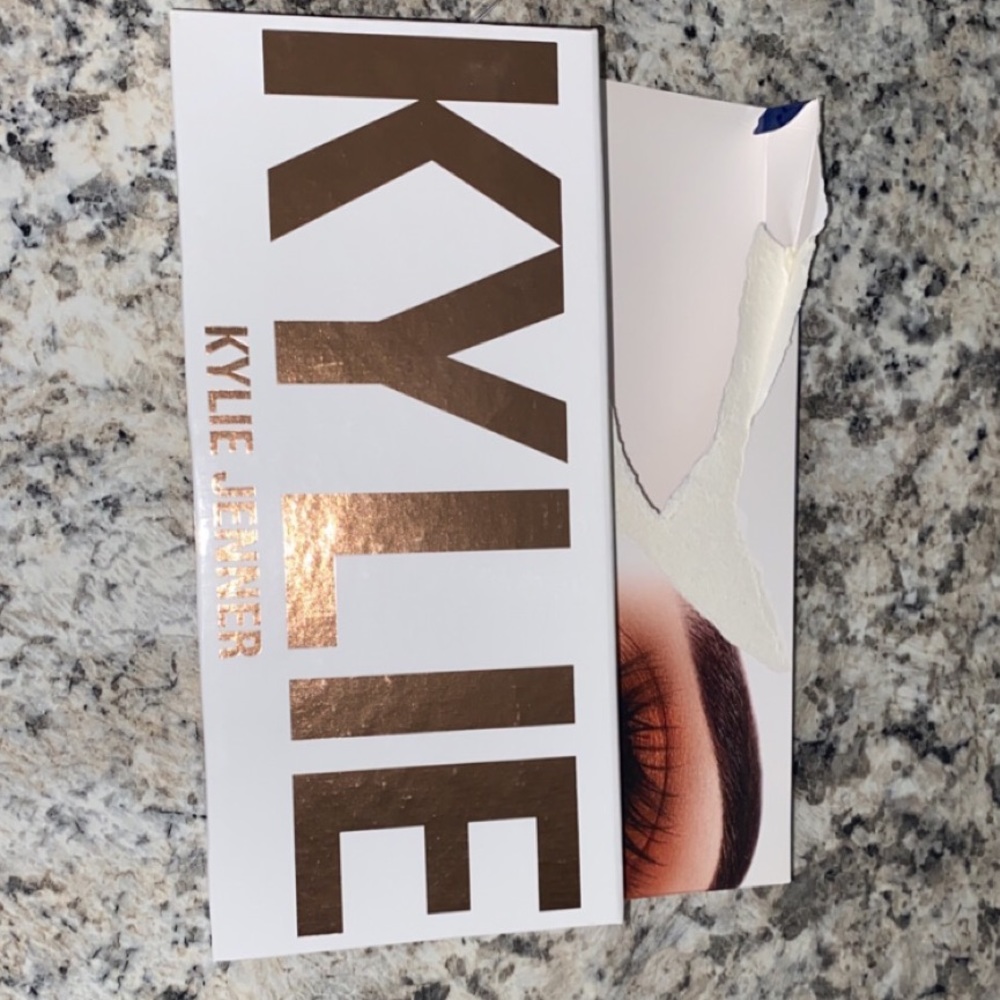 KYLIE kylie jenner pressed eyeshadow palette